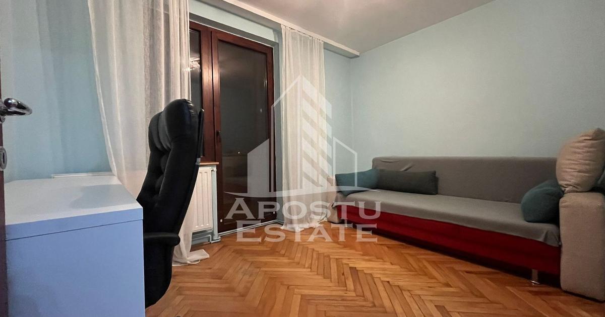 Apartament decomandat cu 3 camere în zona Polivalentă, Arad