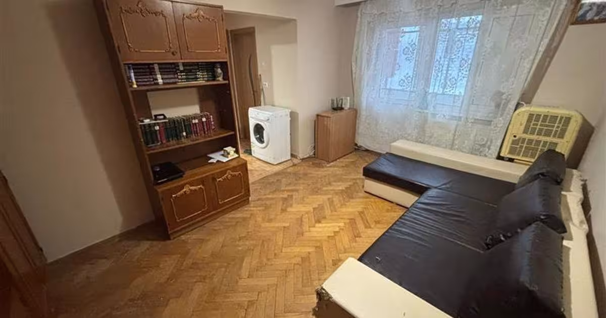 Apartament semidecomandat cu 3 camere în zona Central, Bacău