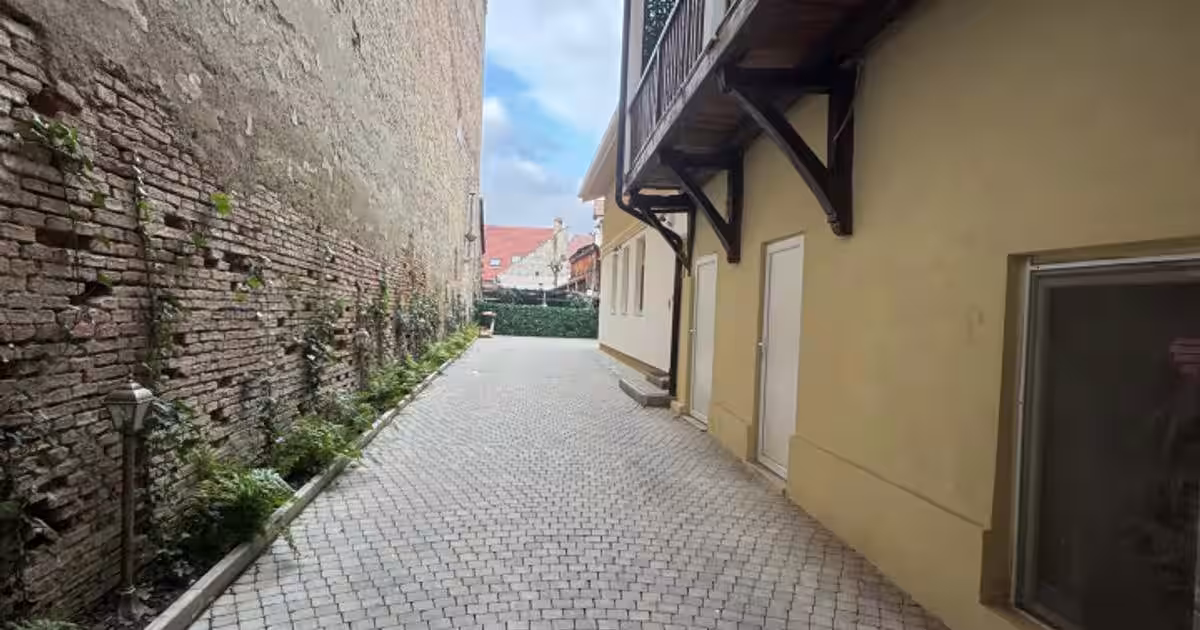Apartament decomandat cu 3 camere în zona Ultracentral, Bistrița preț 300 $ / lună