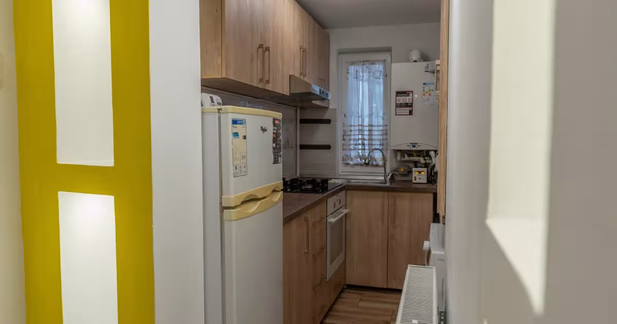 Apartament semidecomandat cu 2 camere în zona Central, Moinești
