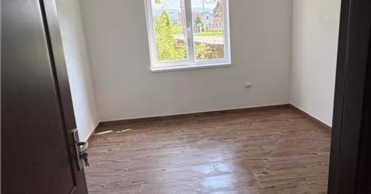 Apartament semidecomandat cu 8 camere în Petriș