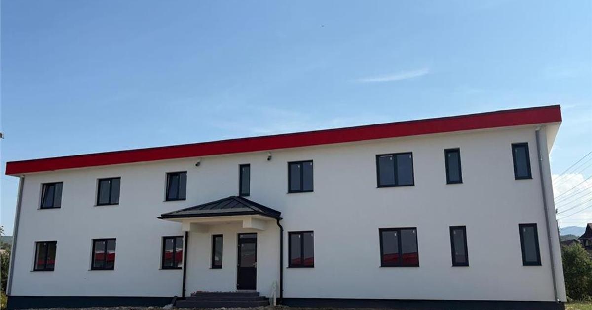 Apartament semidecomandat cu 8 camere în Petriș