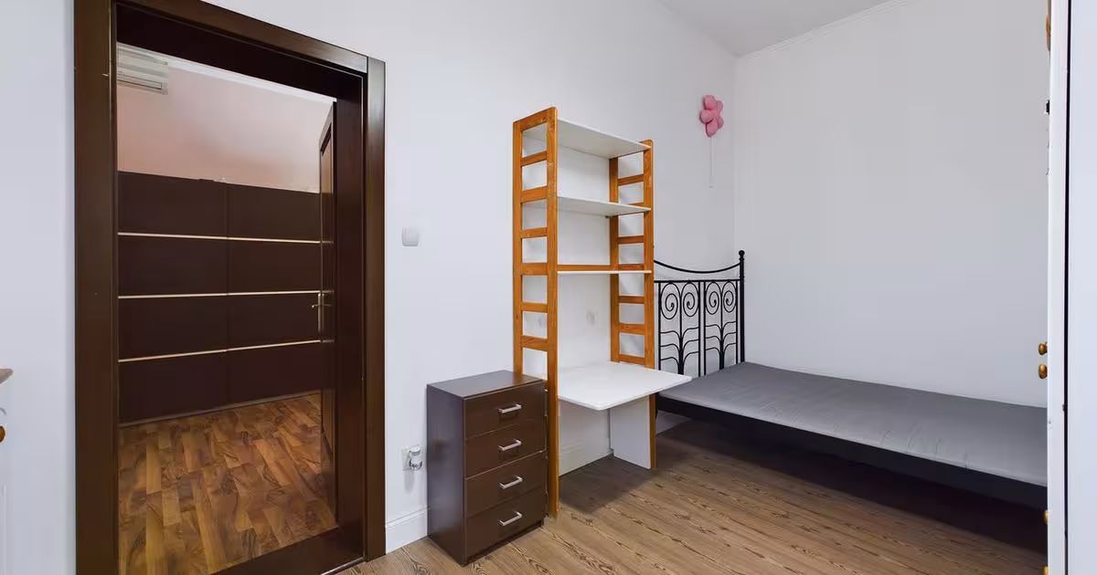 Apartament semidecomandat cu 4 camere în zona Central, Arad