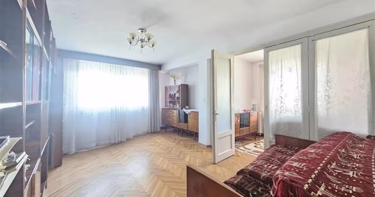 Apartament semidecomandat cu 3 camere în zona Central, Bacău