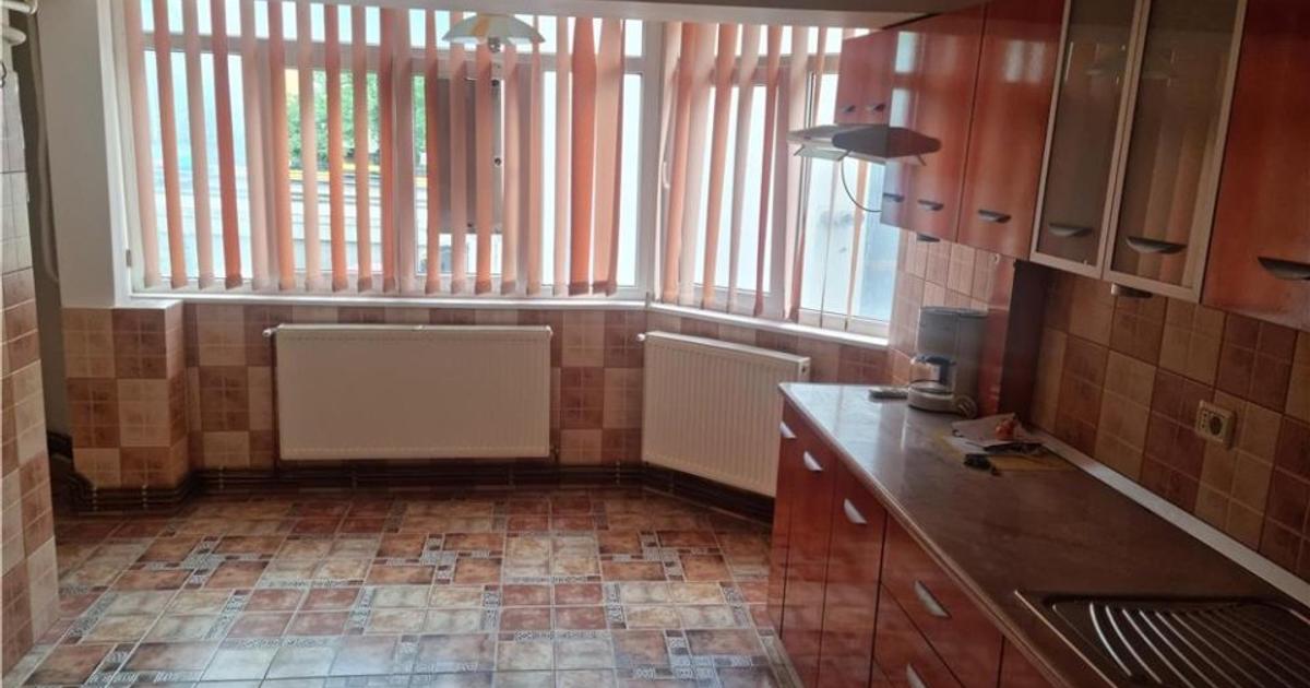 Apartament decomandat cu 3 camere în zona Narcisa, Bacău
