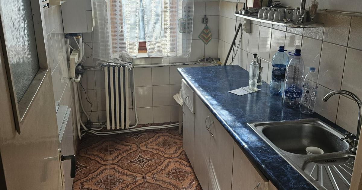 Apartament semidecomandat cu 3 camere în zona Central, Botoșani