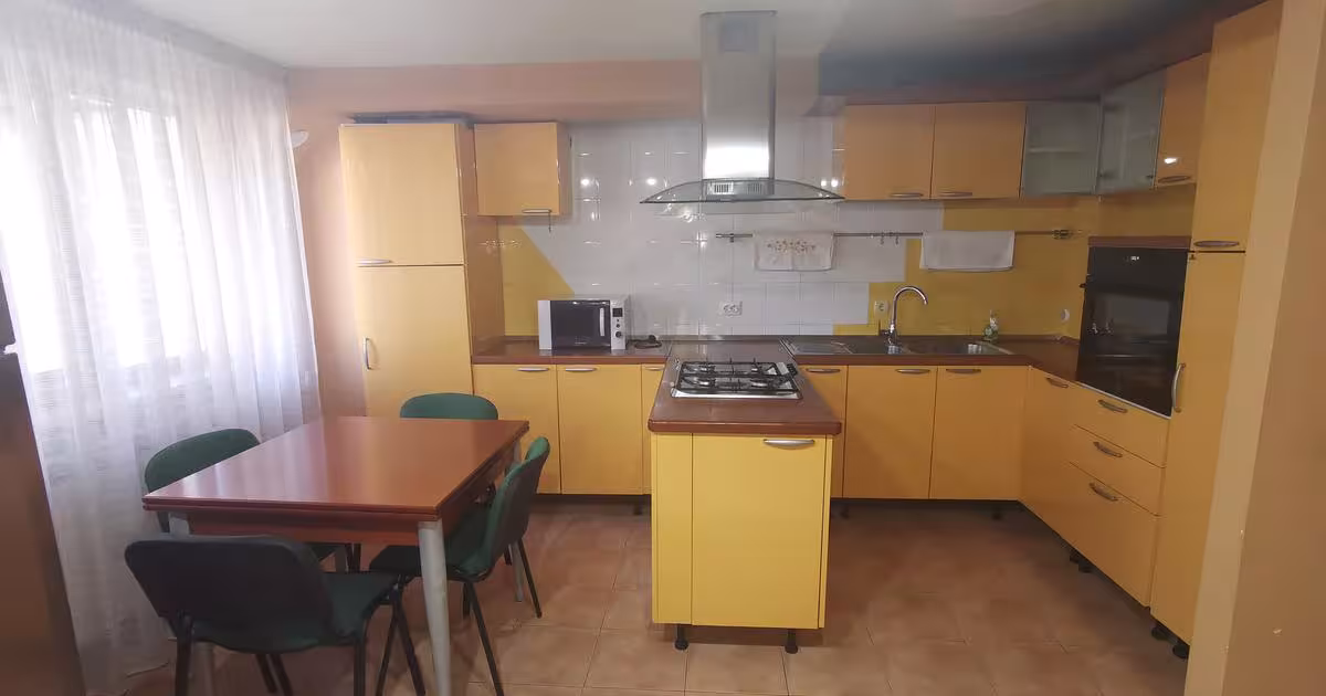 Apartament semidecomandat cu 4 camere în zona Ultracentral, Botoșani