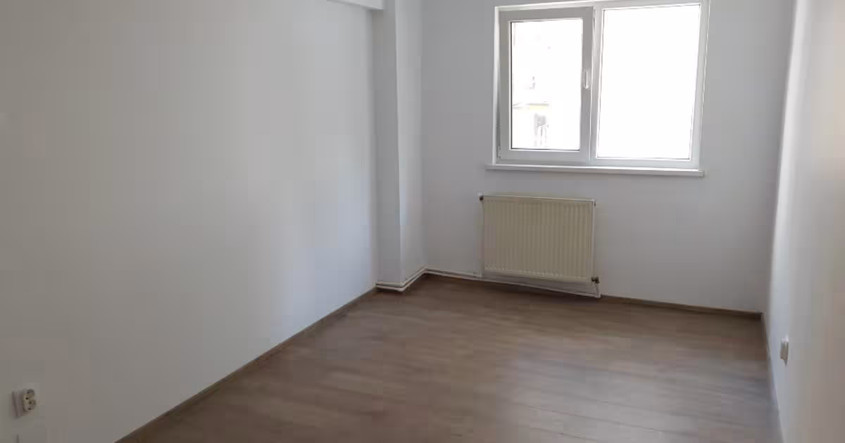 Apartament decomandat cu 3 camere în zona Central, Brăila
