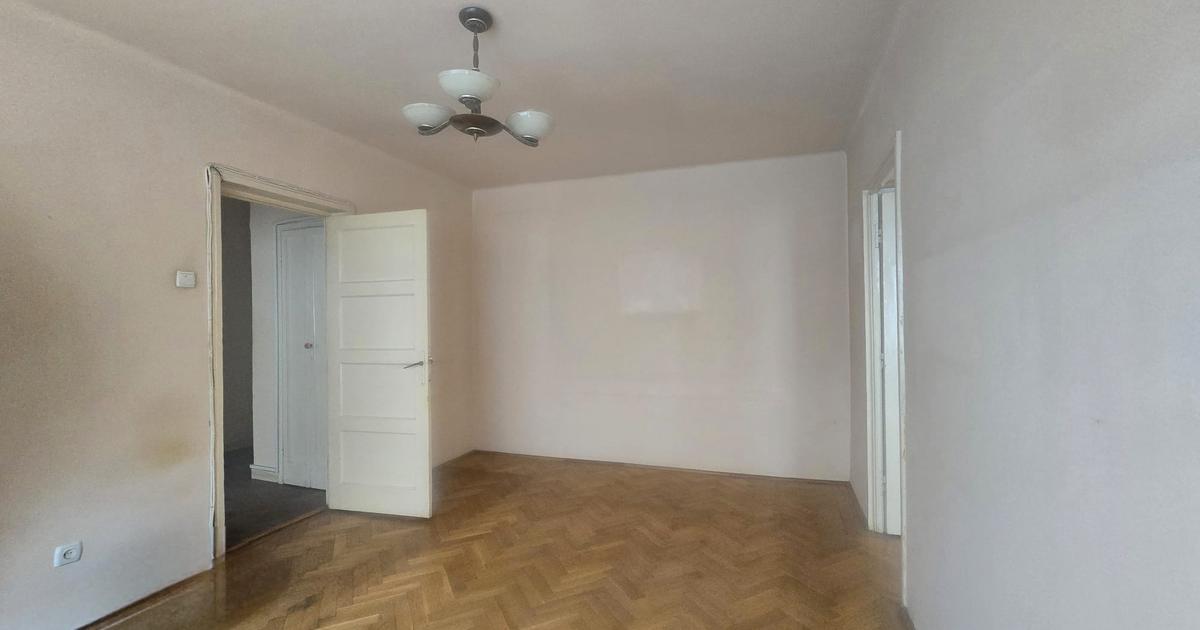 Apartament semidecomandat cu 3 camere în zona Hristo Botev, Brăila