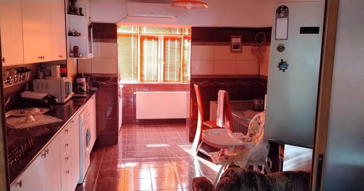 Apartament decomandat cu 3 camere în zona Hristo Botev, Brăila