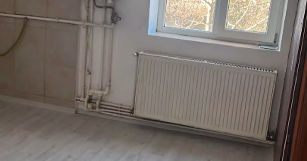 Apartament semidecomandat cu 3 camere în zona 1 Decembrie, Buzău