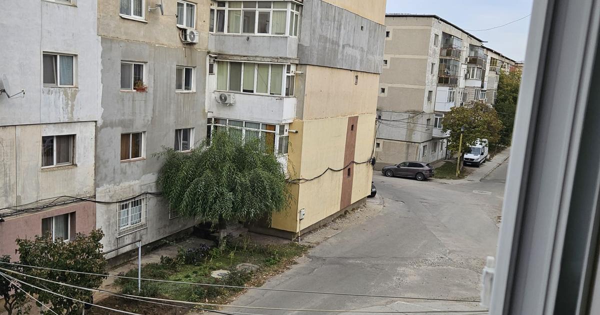 Apartament decomandat cu 3 camere în Caracal