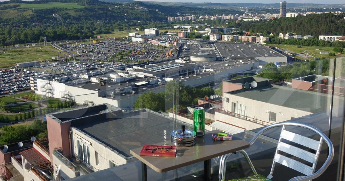 Apartament semidecomandat cu 3 camere în Florești