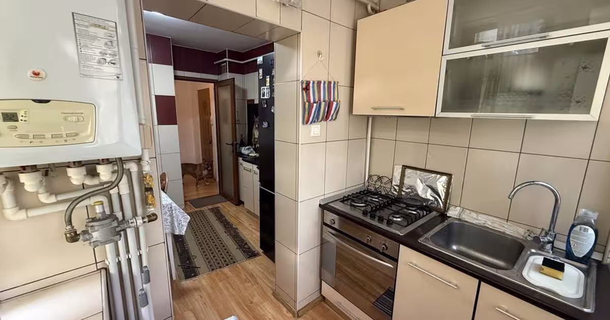 Apartament recent renovat, 3 camere decomandate, etaj 2 din 4, Piata Centrala