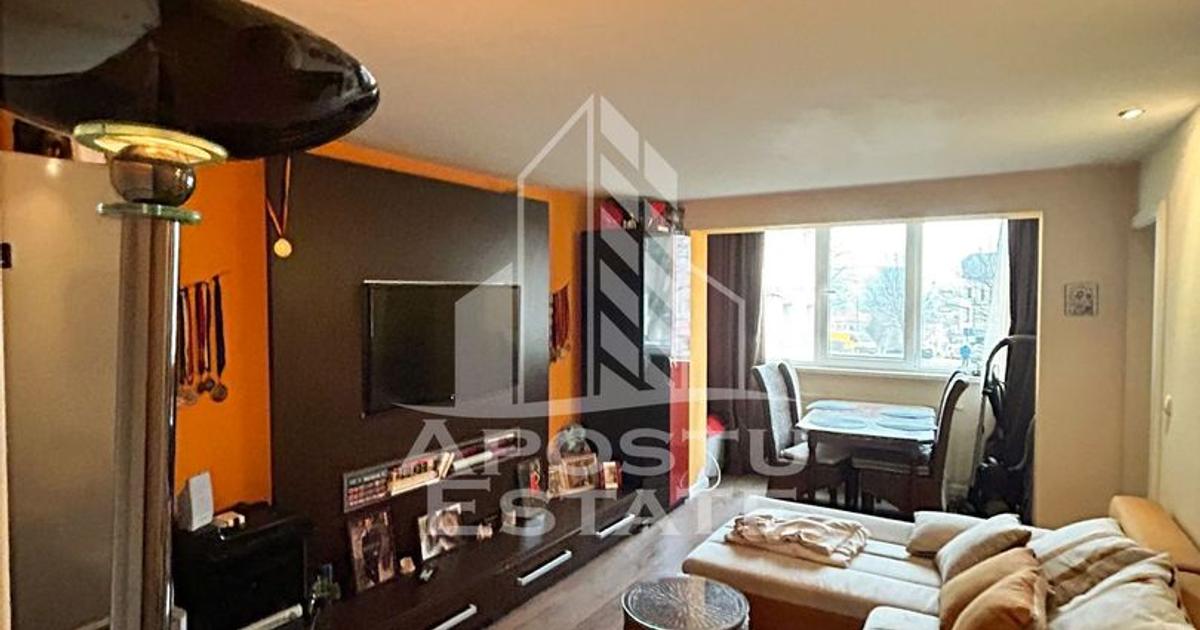 Apartament semidecomandat cu 4 camere în zona Sud, Hunedoara