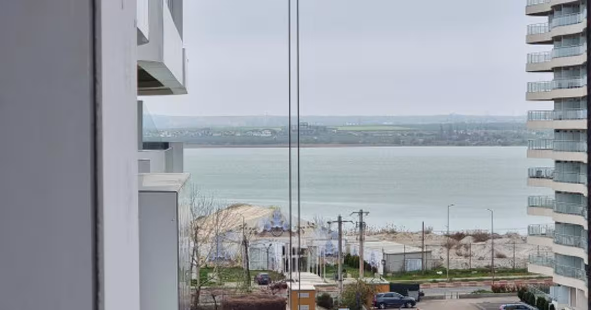 Apartament semidecomandat cu 2 camere în zona Est, Mamaia