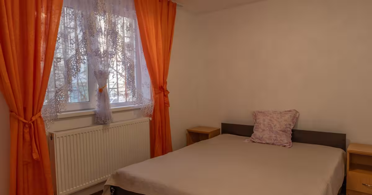 Apartament decomandat cu 2 camere în Moinești