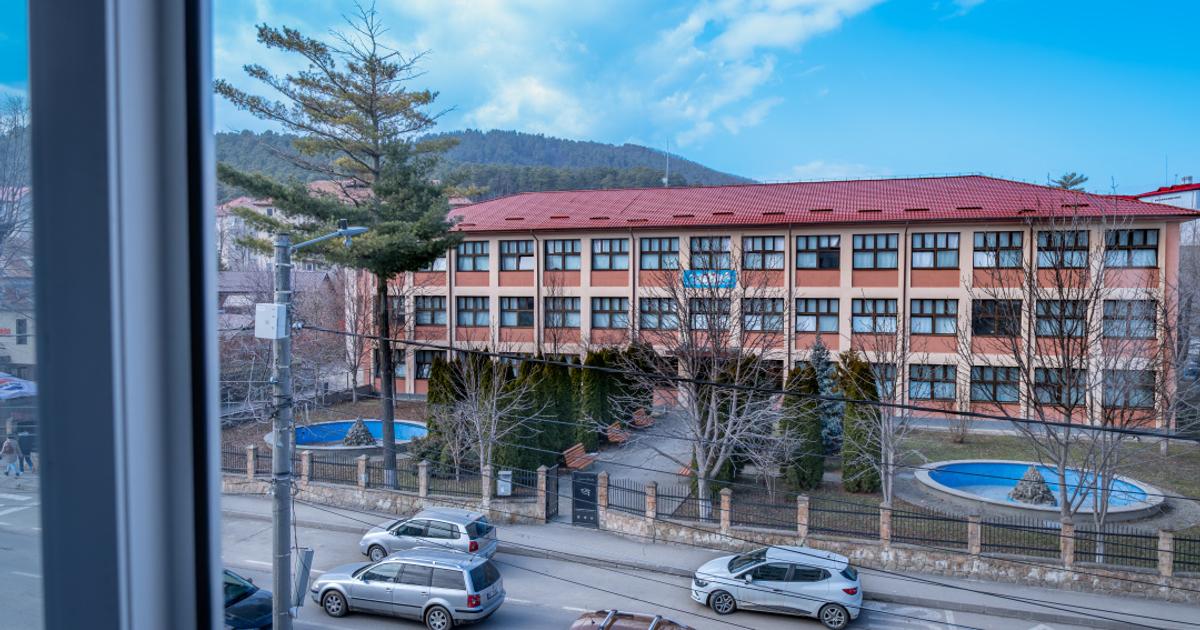 Apartament decomandat cu 2 camere în Moinești