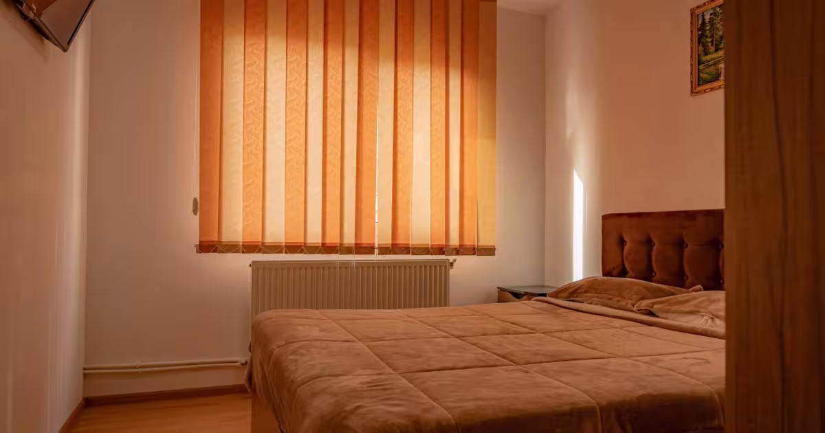 Apartament semidecomandat cu 3 camere în zona Central, Moinești