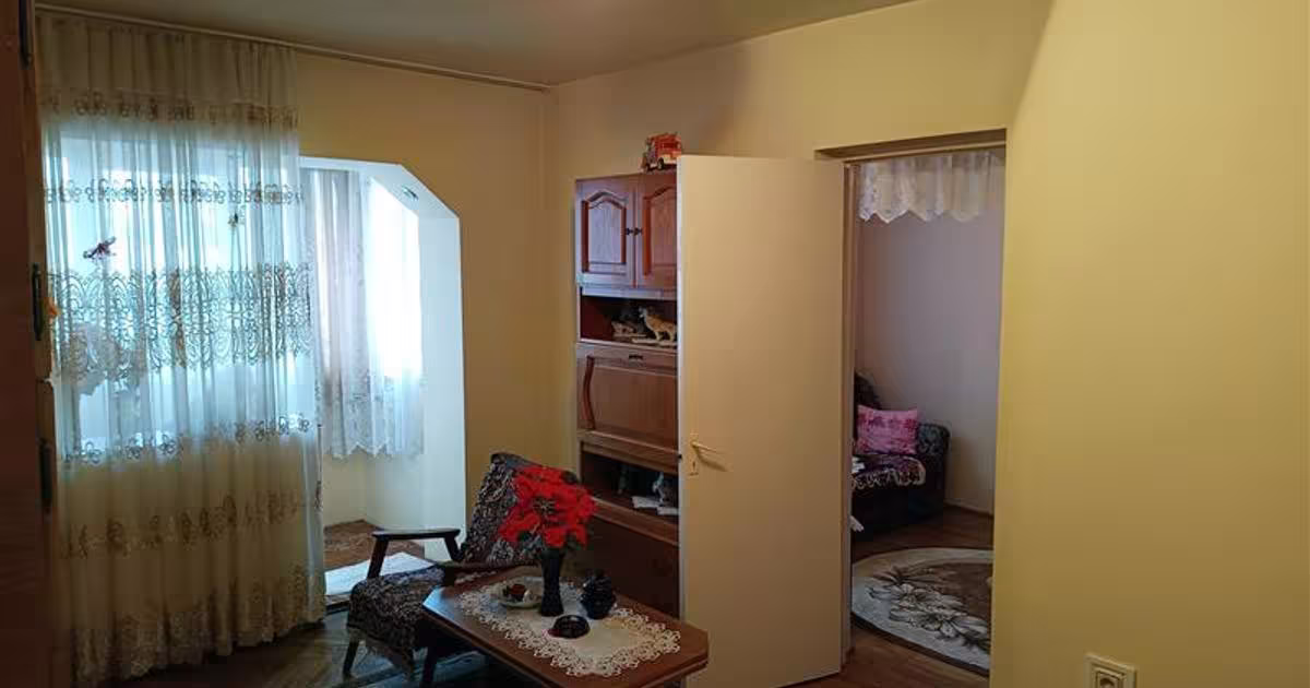 Apartament semidecomandat cu 2 camere în zona Central, Moldova Nouă