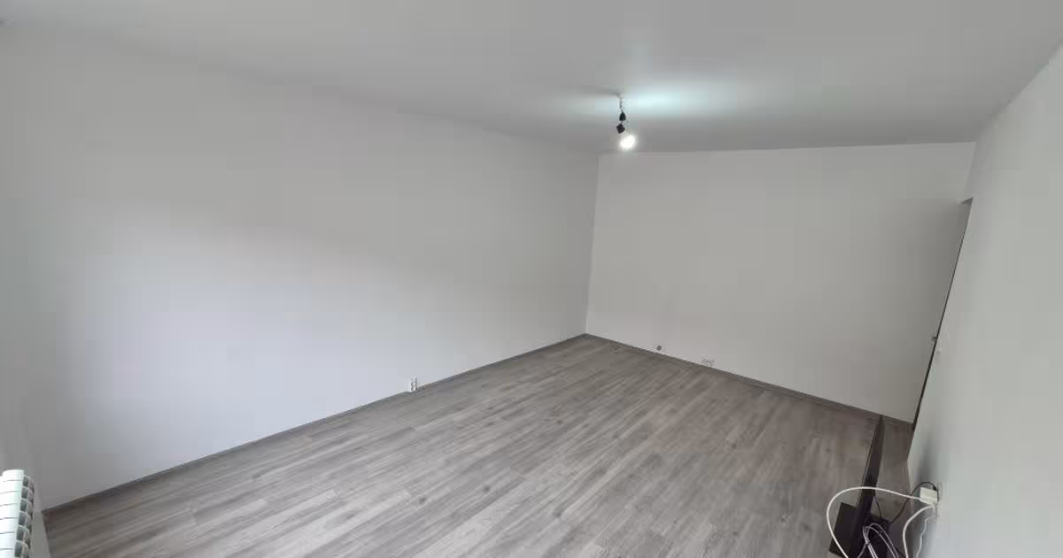 Apartament decomandat cu 2 camere în zona Central, Motru