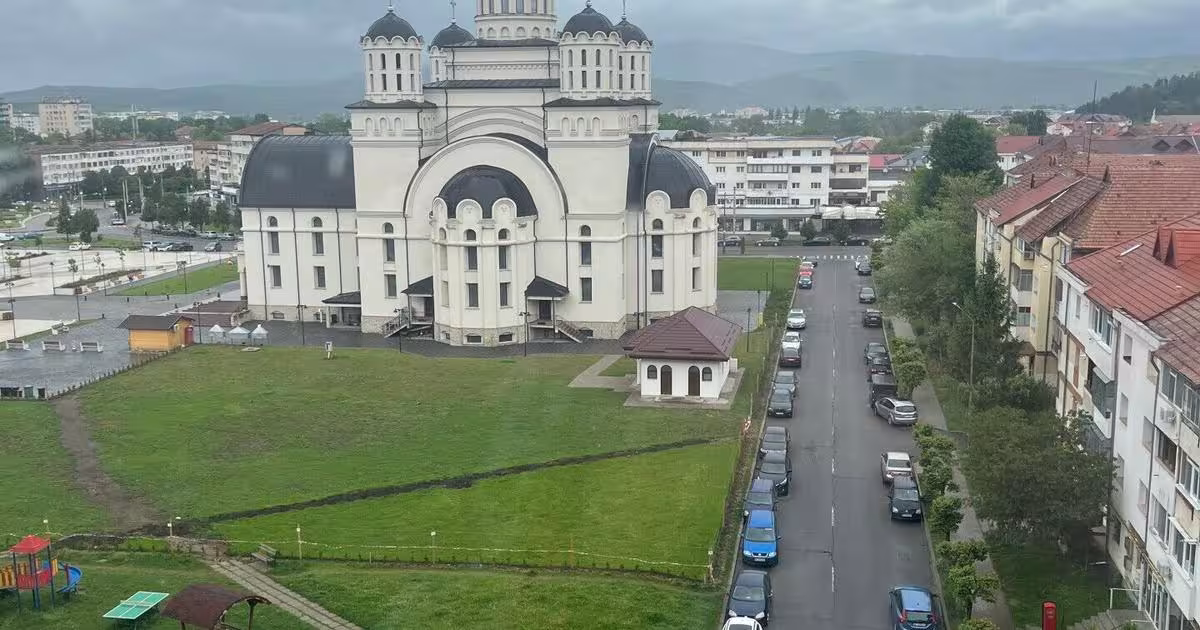 Apartament decomandat cu 3 camere în zona Central, Onești