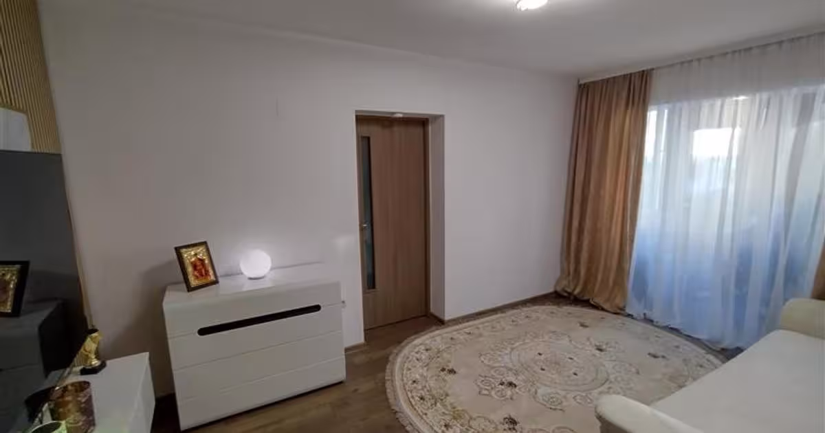 Apartament semidecomandat cu 3 camere în zona Central, Oravița