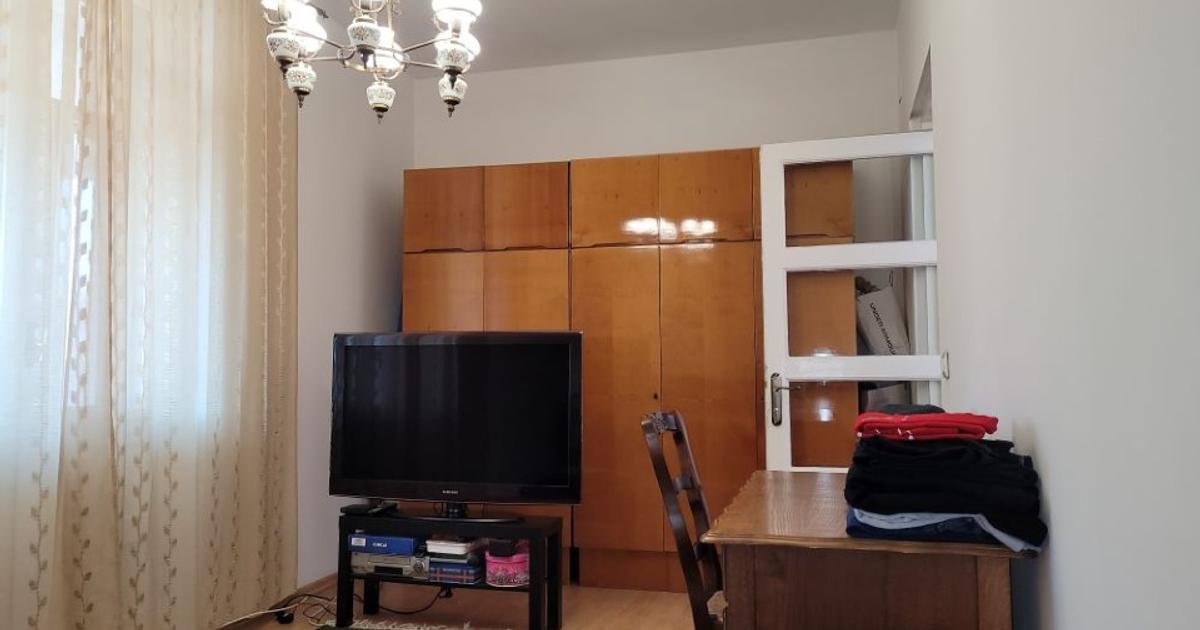 Apartament semidecomandat cu 3 camere în zona Central, Petroșani