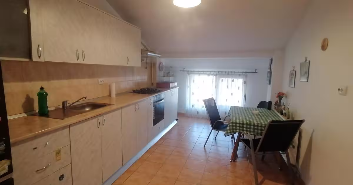 Apartament decomandat cu 4 camere în zona Est, Râmnicu Vâlcea