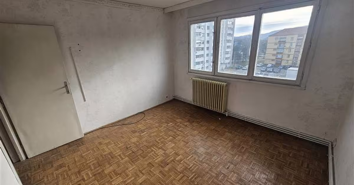 Apartament semidecomandat cu 3 camere în zona Micro I, Reșița