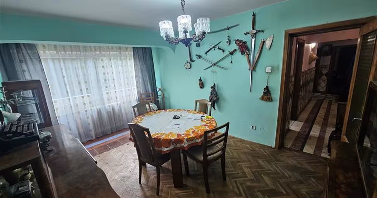 Apartament semidecomandat cu 4 camere în zona Micro II, Reșița