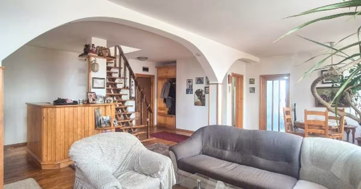 Apartament semidecomandat cu 3 camere în zona Central, Suceava