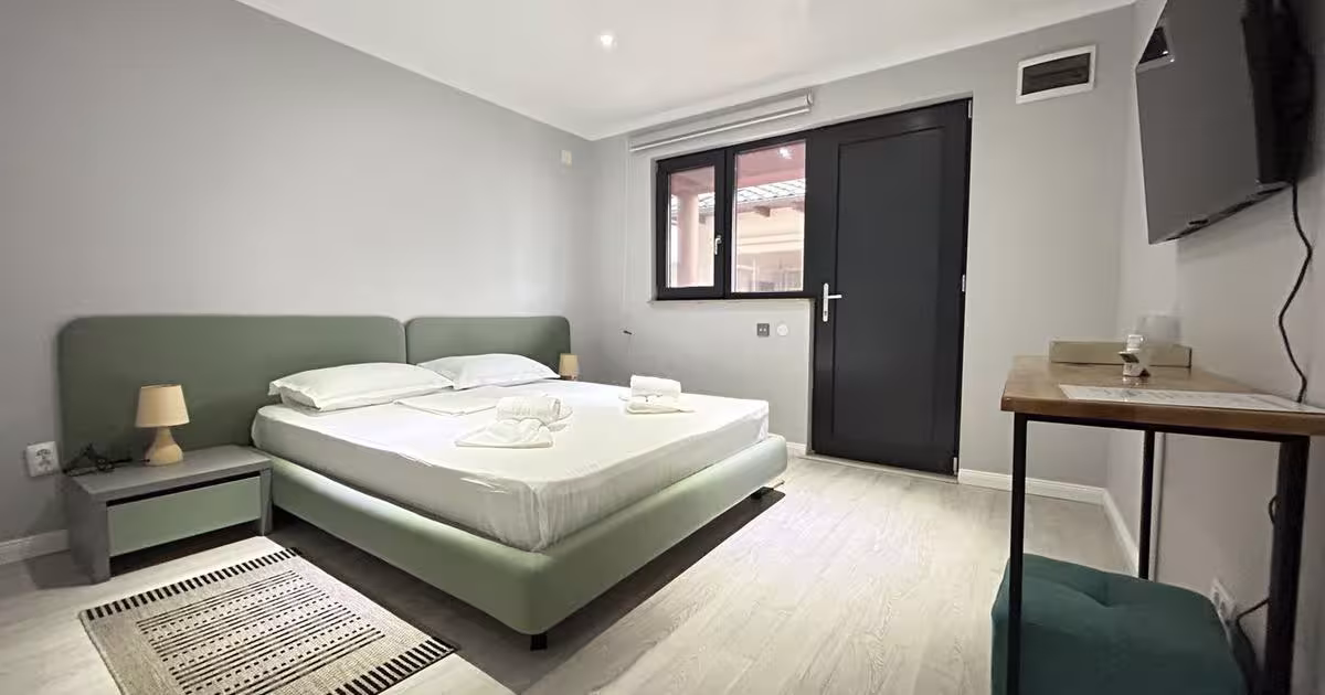 Casă cu 12 camere în zona Periferie, 2 Mai