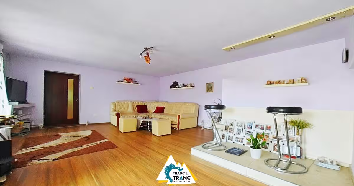 Casă 216 mp cu 4 camere în Aluniș