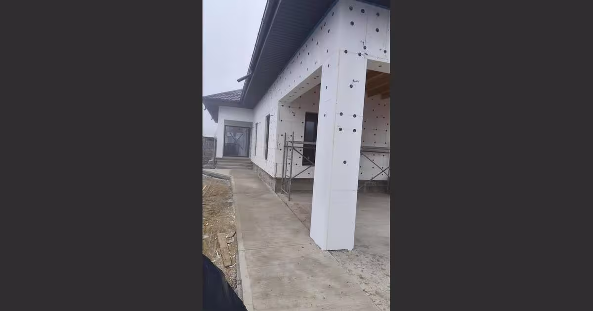 Casă 211 mp cu 3 camere în zona Central, Băicoi