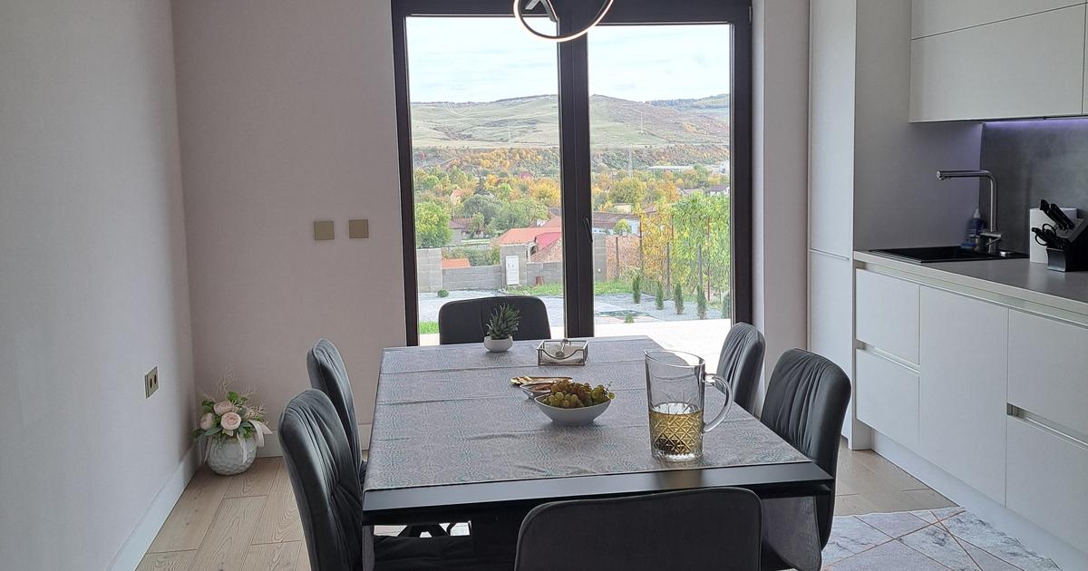 Casă cu 3 camere în zona Central, Bistrița