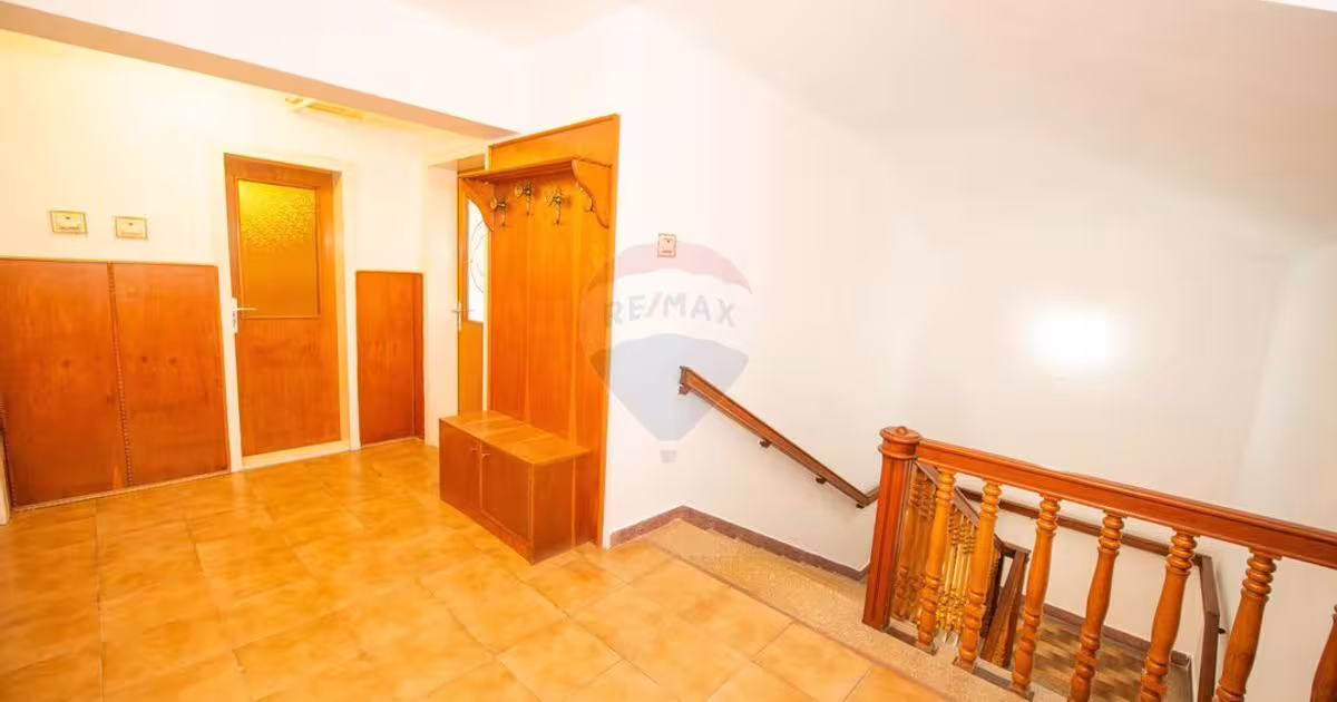 Casă cu 7 camere în zona 23 August, Buzău