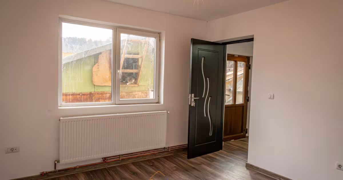 Casă 70 mp cu 3 camere în zona Central, Comănești