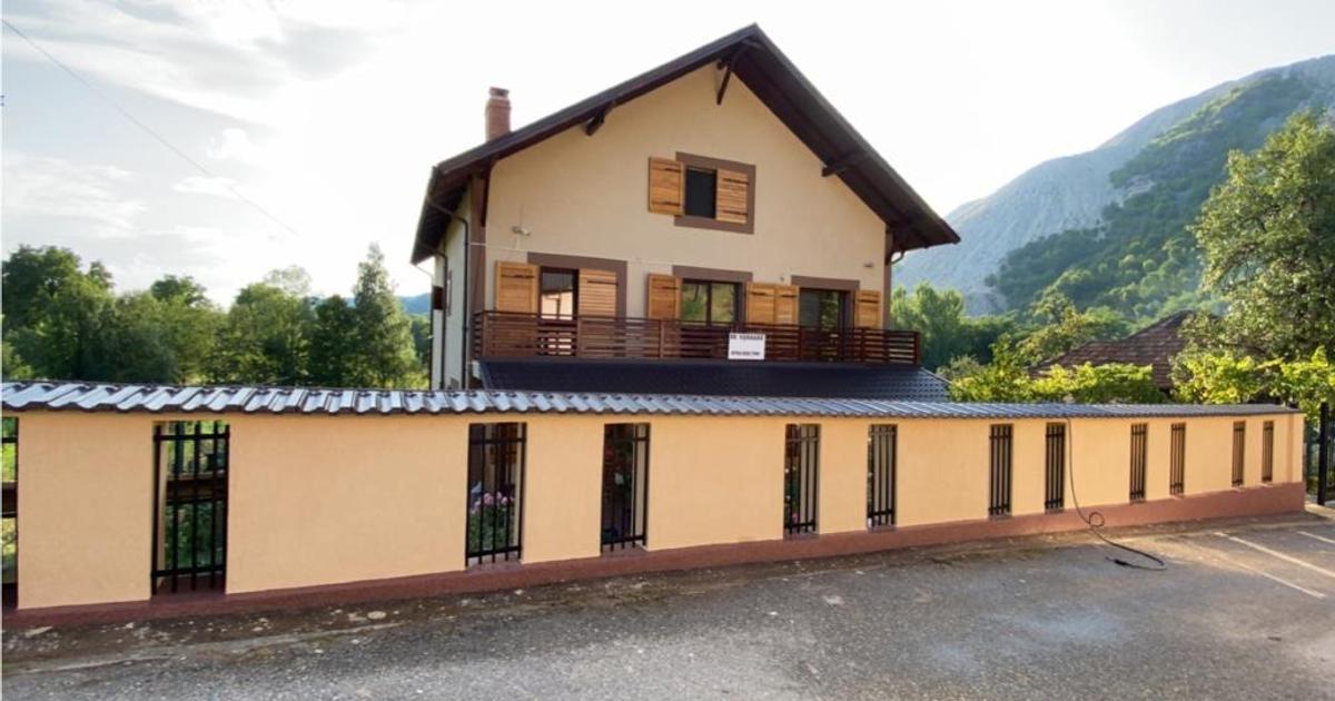 Casă 600 mp cu 5 camere în Costești