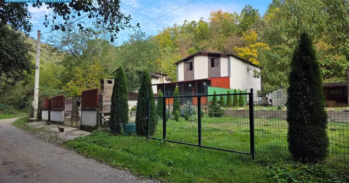 Casă 140 mp cu 5 camere în Eșelnița