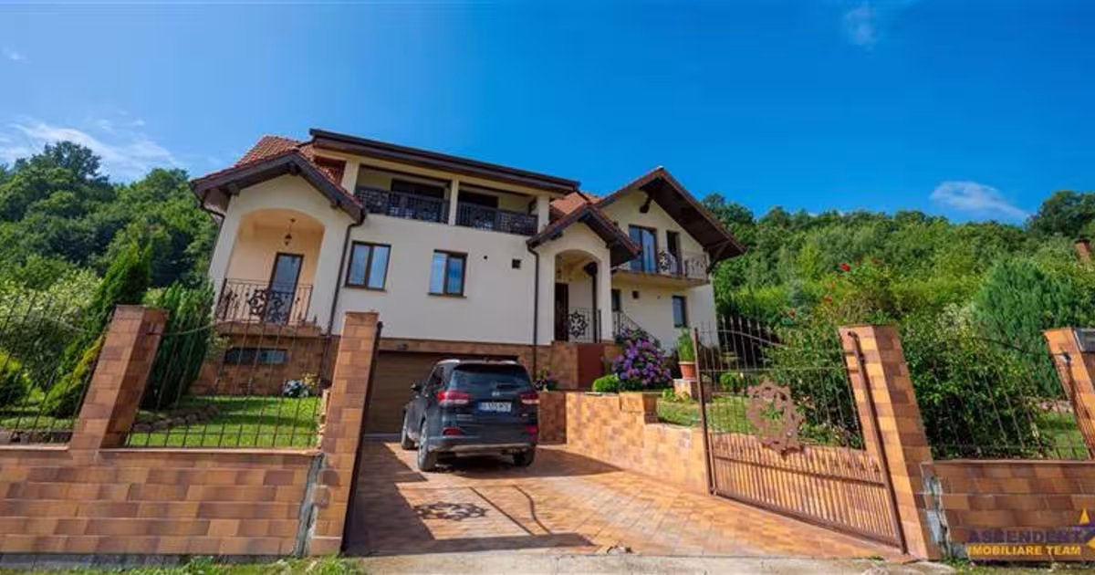 Casă cu 9 camere în zona Central, Hunedoara