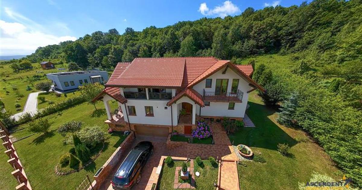 Casă cu 9 camere în zona Central, Hunedoara