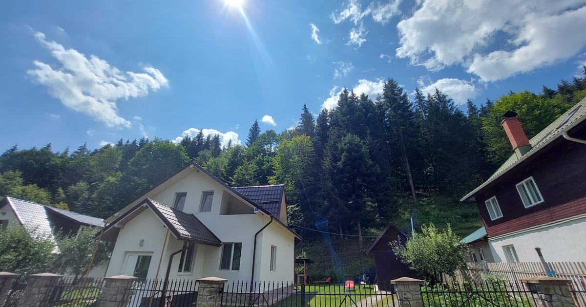 Casă 130 mp cu 5 camere în Izvoru Muntelui