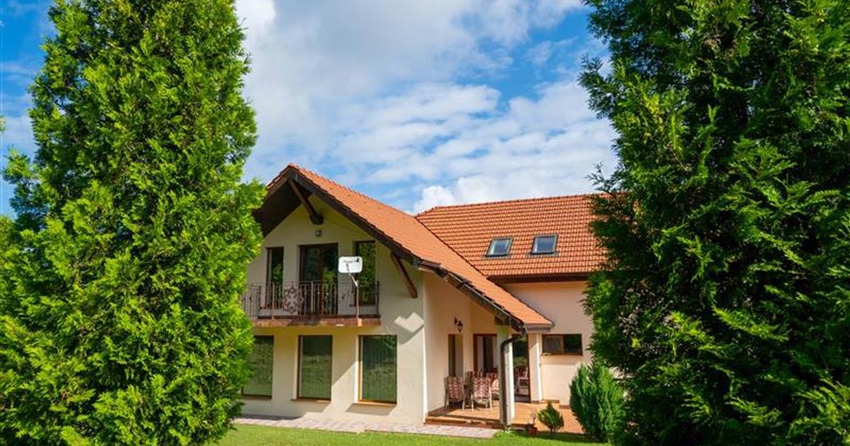 Casă cu 9 camere în Pestișu Mic