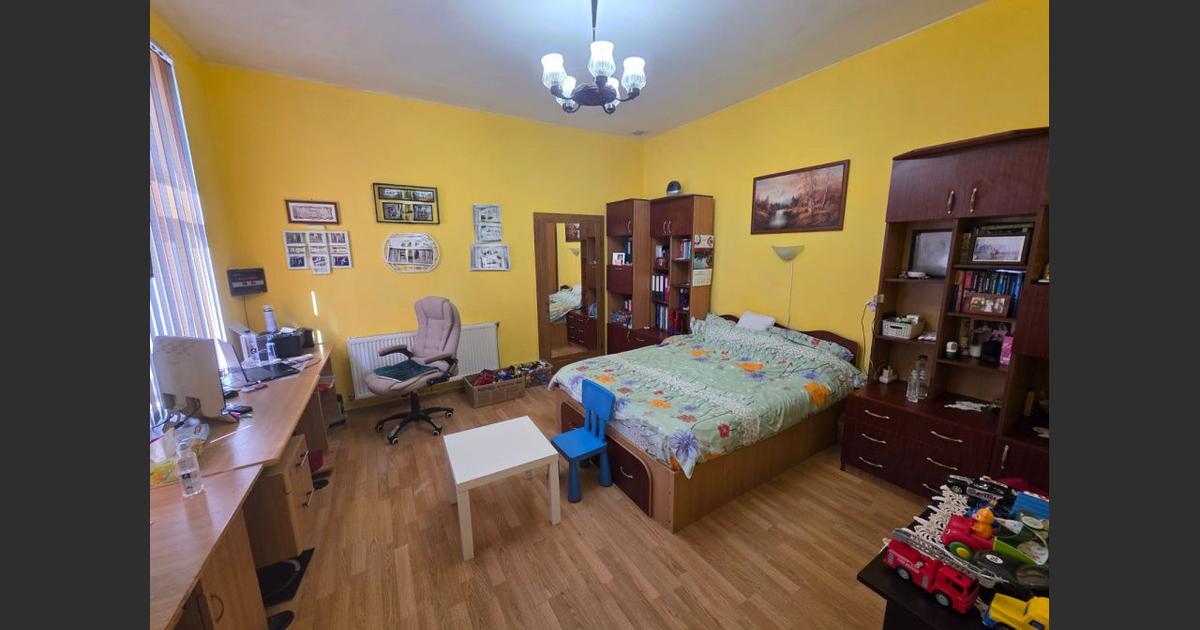 Casă 130 mp cu 4 camere în Roman