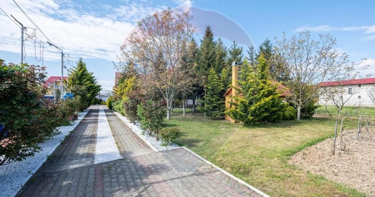 Casă cu 16 camere în Sânmartin