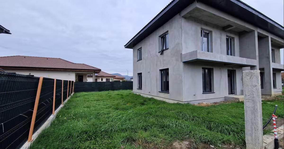 Casă 118 mp cu 4 camere în Săsar