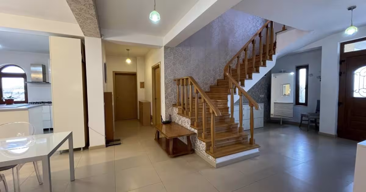 Casă 350 mp cu 6 camere în zona Exterior Nord, Slatina