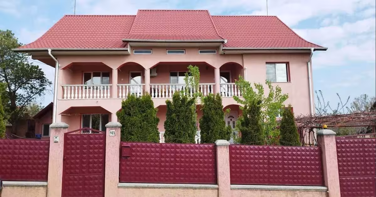 Casă 420 mp cu 4 camere în zona Obcini, Suceava