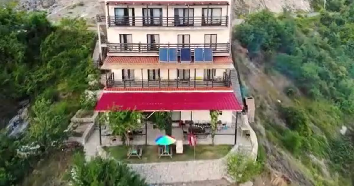 Casă 850 mp cu 12 camere în Svinița